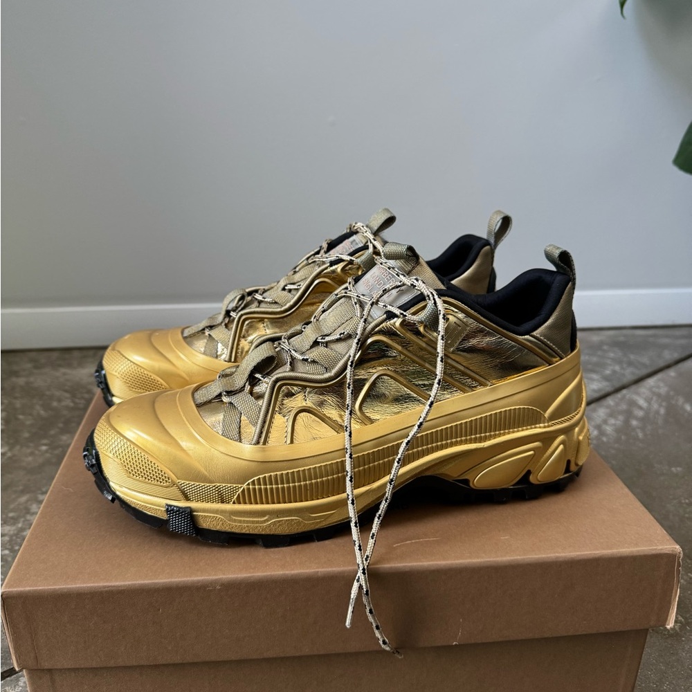 BURBERRY GOLD LIMITED EDITION ARTHUR SNEAKERS